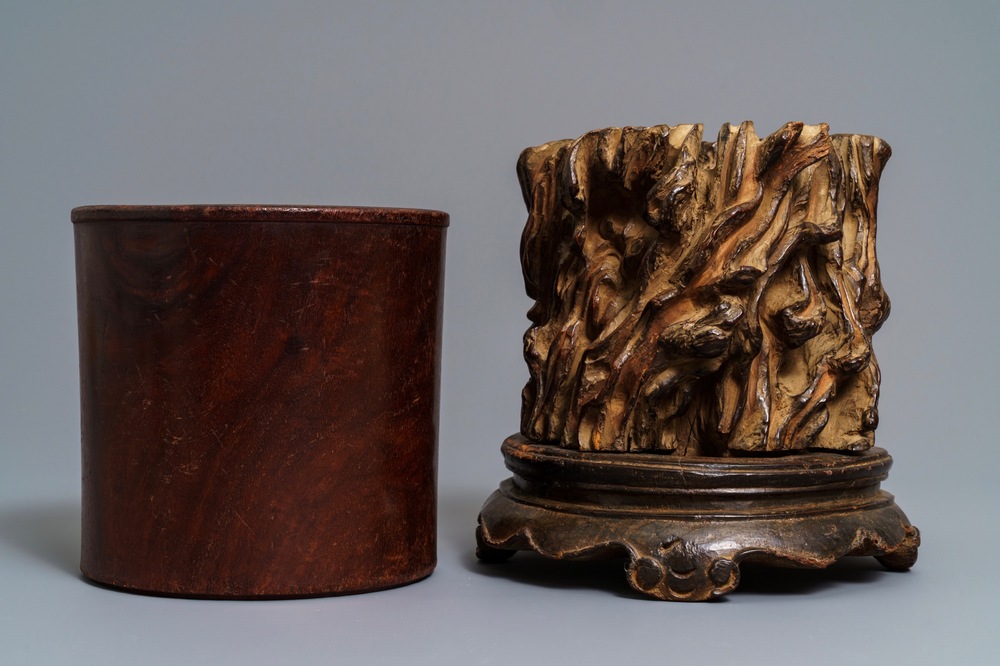 Twee Chinese houten penselenpotten, 19/20e eeuw