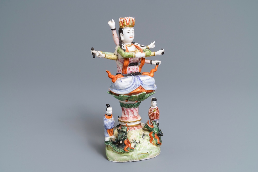 Een Chinese famille rose figuur van de tienarmige Avalokitesvara, Republiek, 20e eeuw