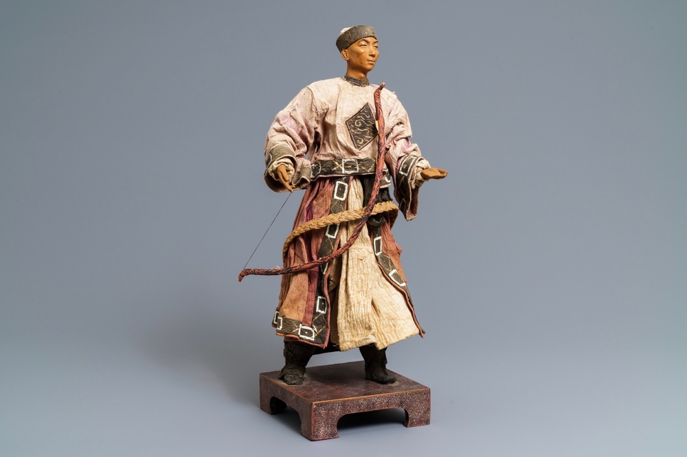 Une poup&eacute;e d'archer Mandchou en bois et textile, Chine, 19&egrave;me