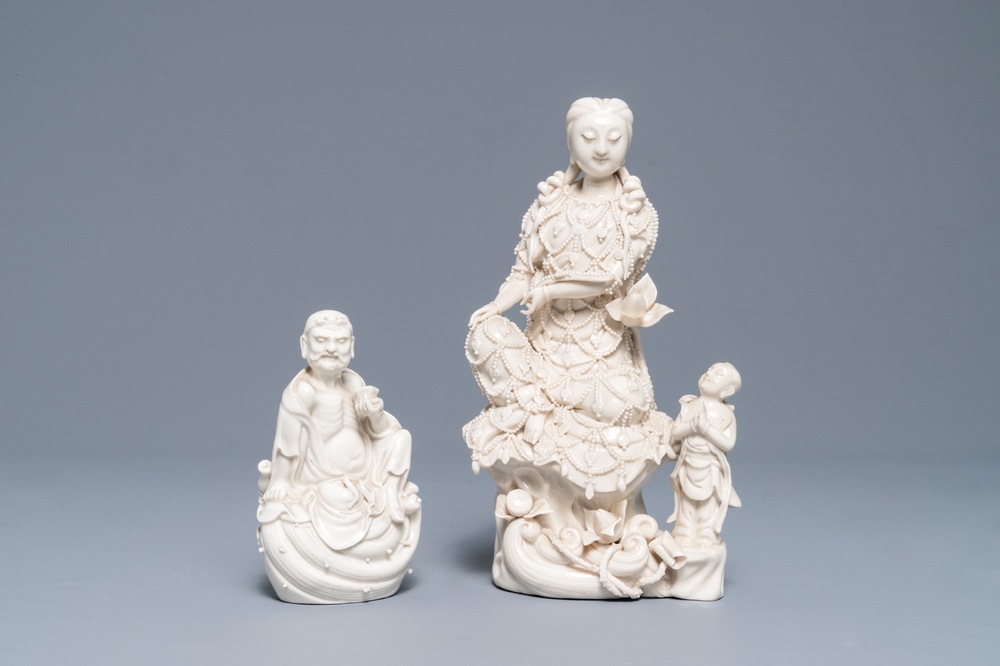 Twee Chinese Dehua blanc de Chine figuren van Guanyin met dienaar en een Luohan, 19e eeuw