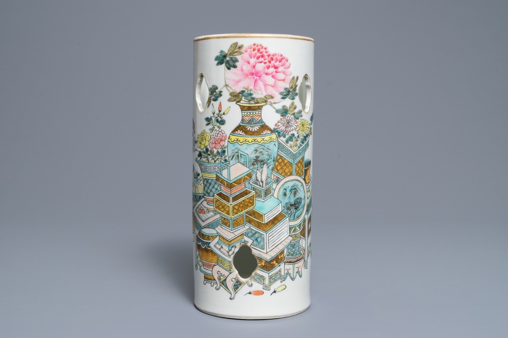 Un porte-chapeau en porcelaine de Chine qianjiang cai, sign&eacute; Xu Pingheng, 19&egrave;me