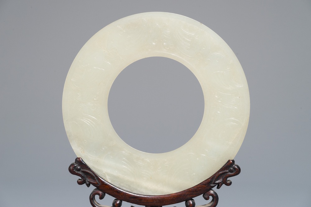 Een Chinese lichte celadon jade bi schijf, Ming of vroeger