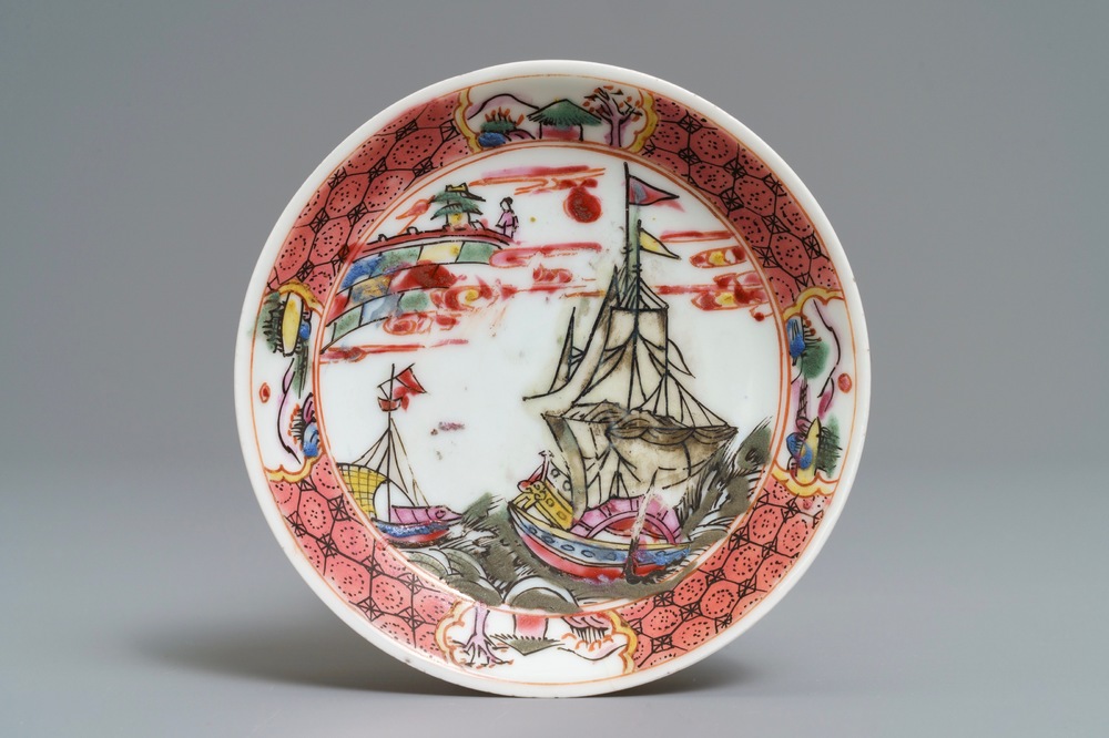Une soucoupe en porcelaine de Chine famille rose &agrave; sujet maritime, Yongzheng