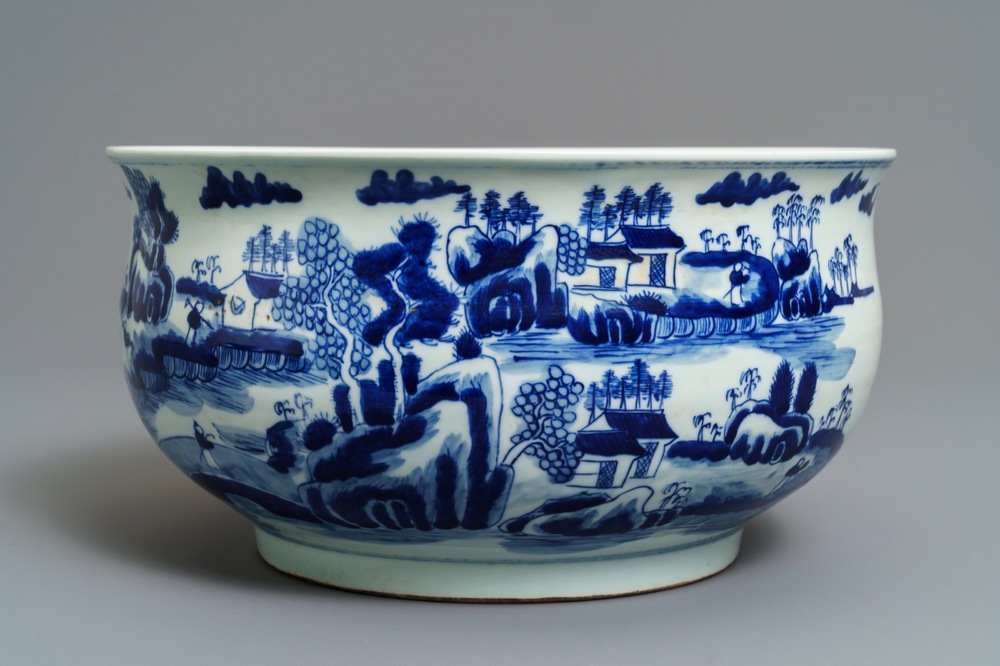 Un br&ucirc;le-parfum en porcelaine de Chine bleu et blanc &agrave; d&eacute;cor d'un paysage, Kangxi