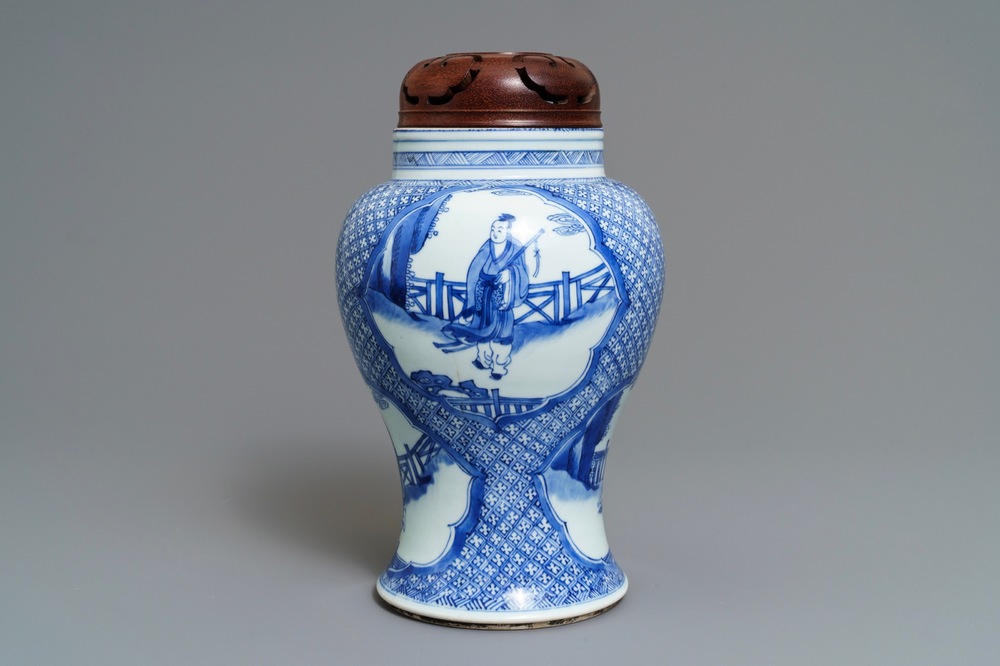 Un vase en porcelaine de Chine bleu et blanc &agrave; d&eacute;cor d'immortels, Kangxi