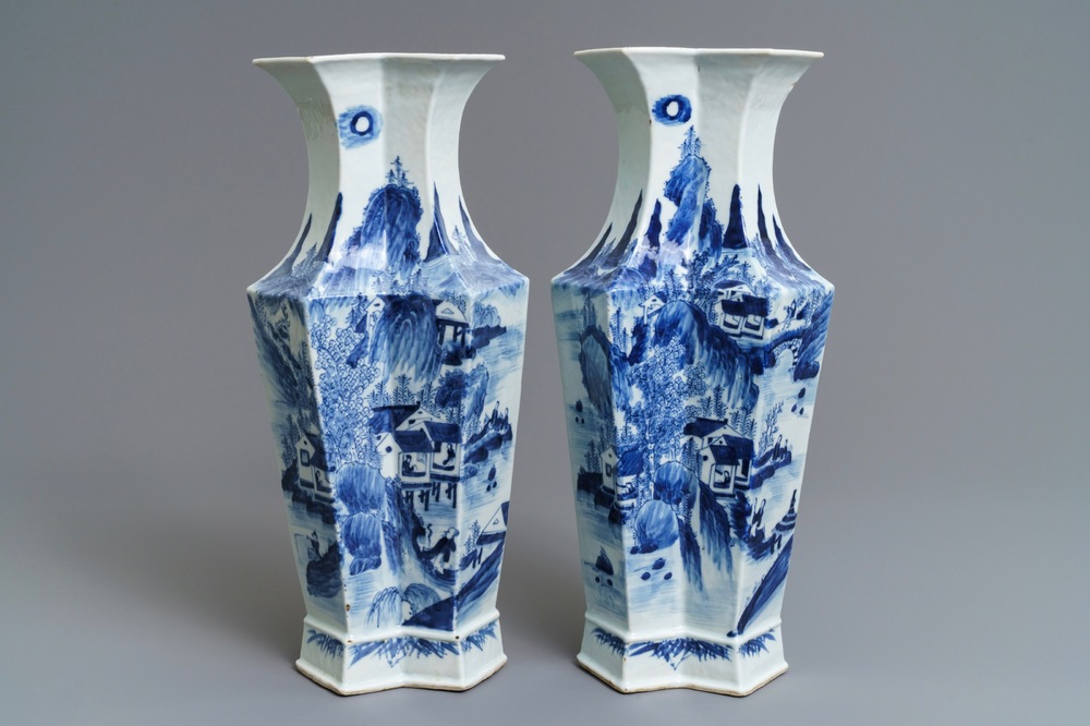 Une paire de vases en porcelaine de Chine bleu et blanc, 19&egrave;me