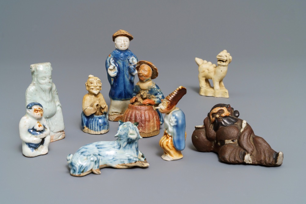 Negen Chinese blauwwitte biscuit miniatuur figuren, Qianlong