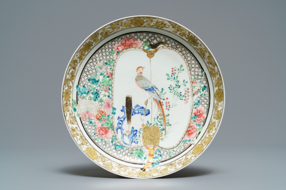 Une assiette en porcelaine de Chine famille rose coquille d'oeuf &agrave; d&eacute;cor d'un faisan, Yongzheng