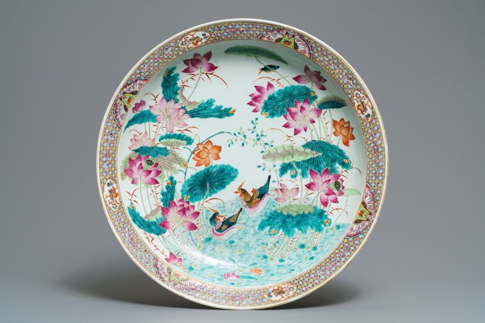 Un grand plat en porcelaine de Chine famille rose &agrave; d&eacute;cor de canards, marque de Qianlong, 19&egrave;me