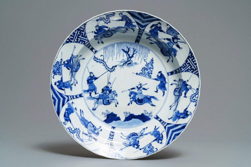 Un grand plat en porcelaine de Chine bleu et blanc &agrave; d&eacute;cor de guerriers, marque de Chenghua, Kangxi