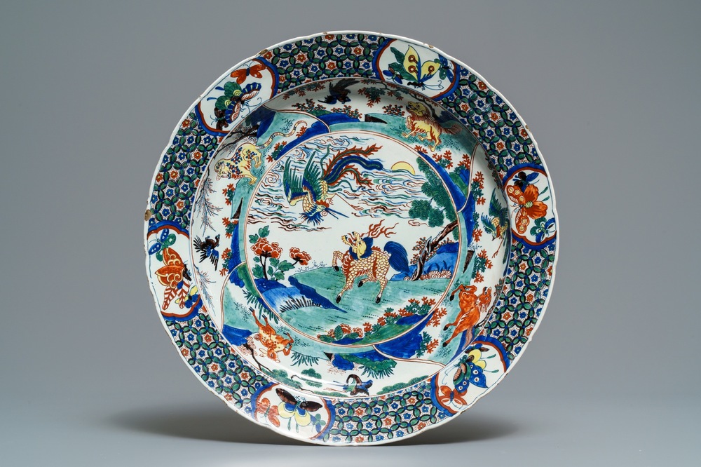 Un plat en fa&iuml;ence de Delft polychrome de style famille verte &agrave; d&eacute;cor d'animaux mythiques, 18&egrave;me