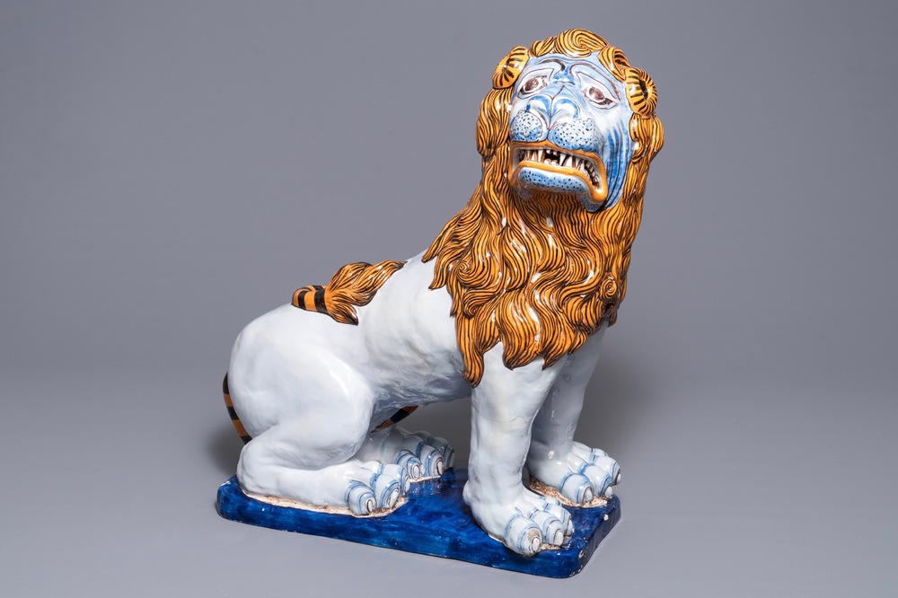 Un tr&egrave;s grand mod&egrave;le d'un lion en fa&iuml;ence de Rouen, France, 19&egrave;me