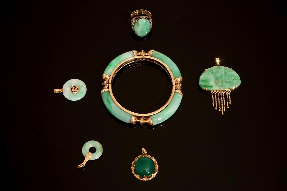 A set of Chinese jade and 18-carat gold jewelry: a bracelet, a ring and four pendants, 20th C.