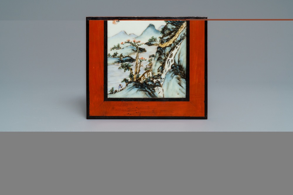 Une plaque en porcelaine de Chine qianjiang cai &agrave; d&eacute;cor d'un paysage montagneux, 20&egrave;me