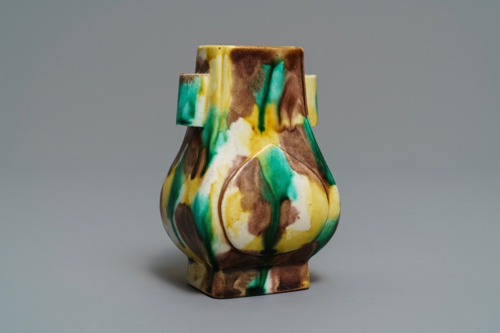 Un vase de forme fanghu en porcelaine de Chine 'oeuf et &eacute;pinards', Kangxi
