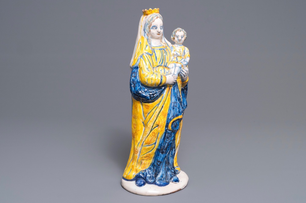 Une grande figure de la Vierge &agrave; l'enfant en fa&iuml;ence de Nevers, France, 17&egrave;me