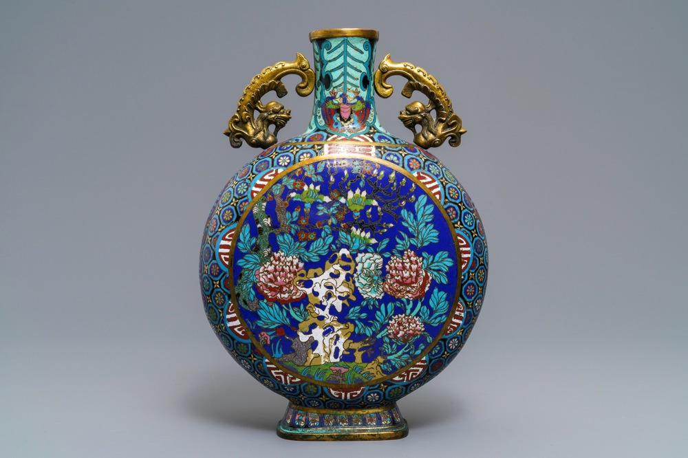 A Chinese cloisonn&eacute; moonflask, Qianlong mark, 19/20th C.