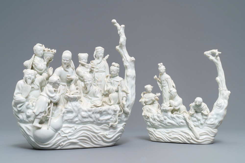 Twee Chinese Dehua blanc de Chine groepen met onsterfelijken op een vlot, 19e eeuw