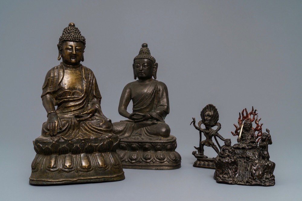 Vier diverse Chinese en Tibetaanse bronzen beelden, 18/19e eeuw