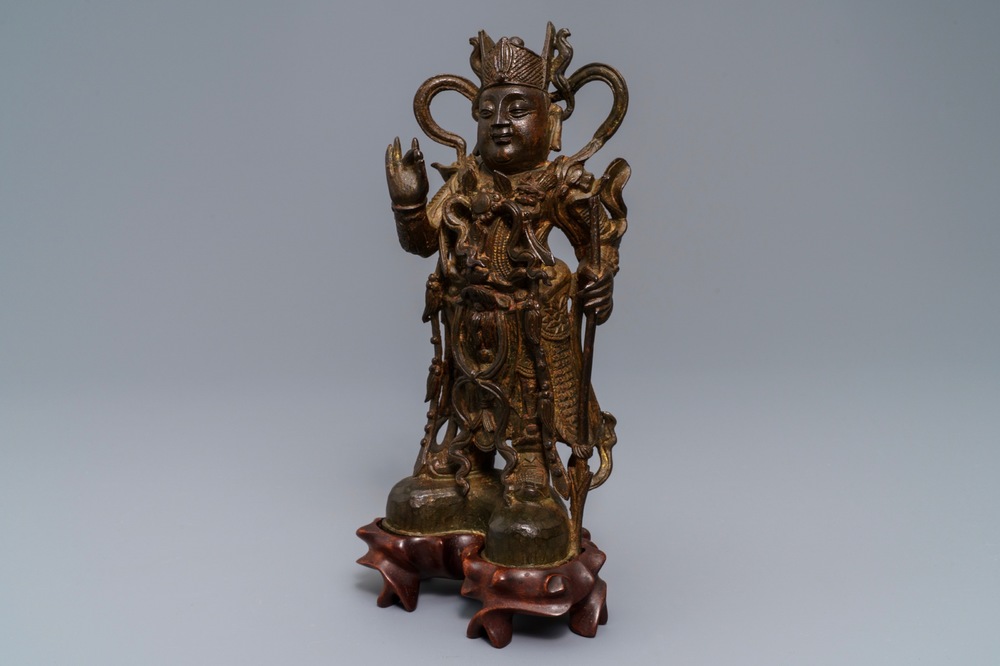 Une figure de Guandi en bronze sur socle en bois, Chine, 18/19&egrave;me