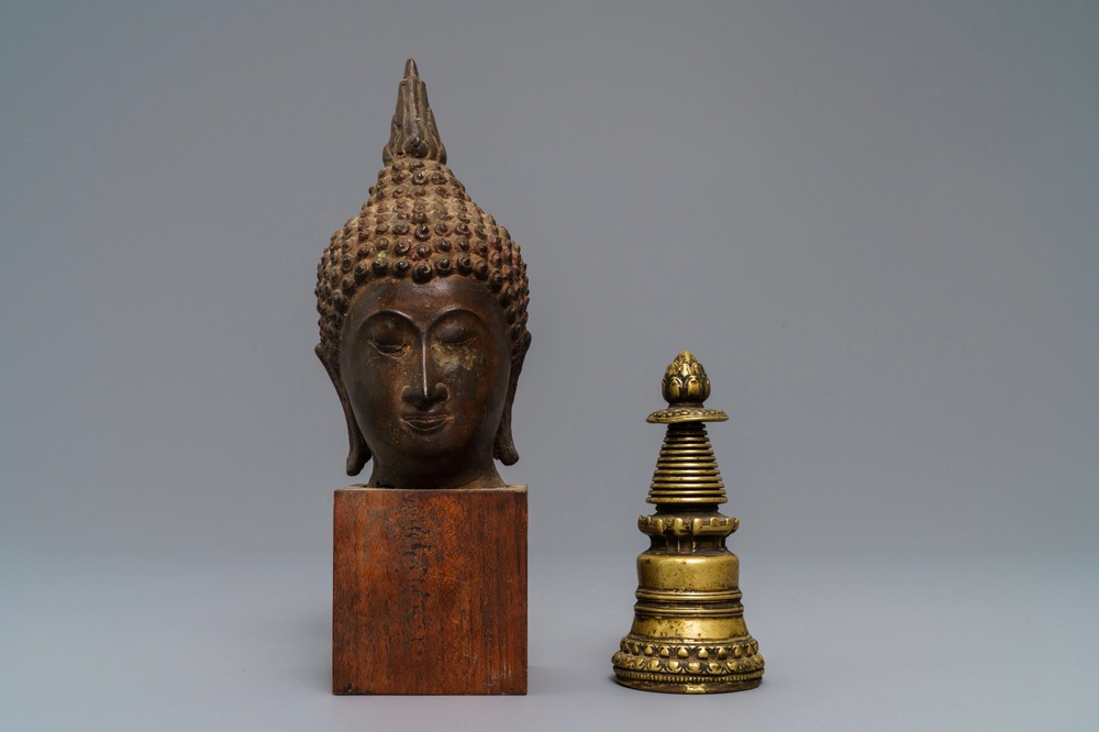 Un stupa tibetain en bronze dor&eacute; et une t&ecirc;te de Bouddha en bronze laqu&eacute;, Laos, 16/17&egrave;me