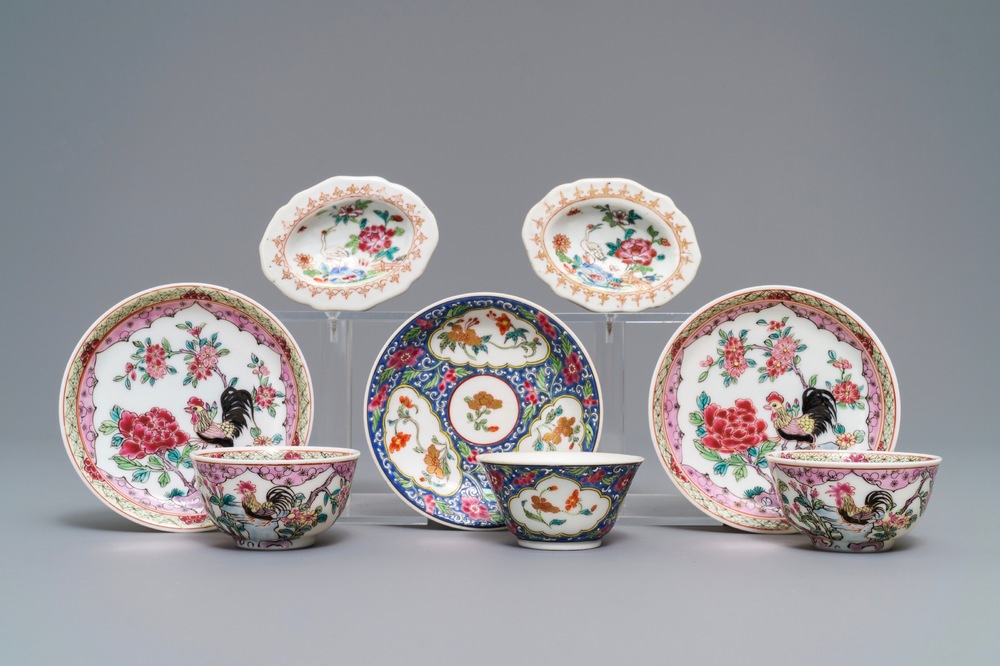 Trois tasses et soucoupes et une paire de salerons en porcelaine de Chine famille rose, Qianlong et apr&egrave;s