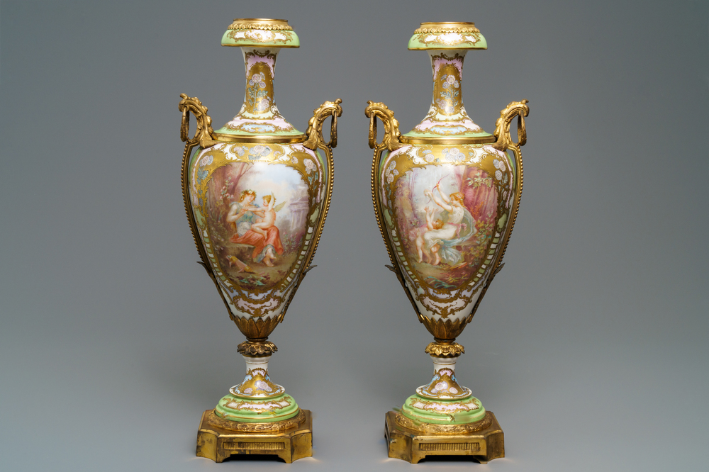 Une paire de grands vases en porcelaine de S&egrave;vres aux montures en bronze, France, 19&egrave;me