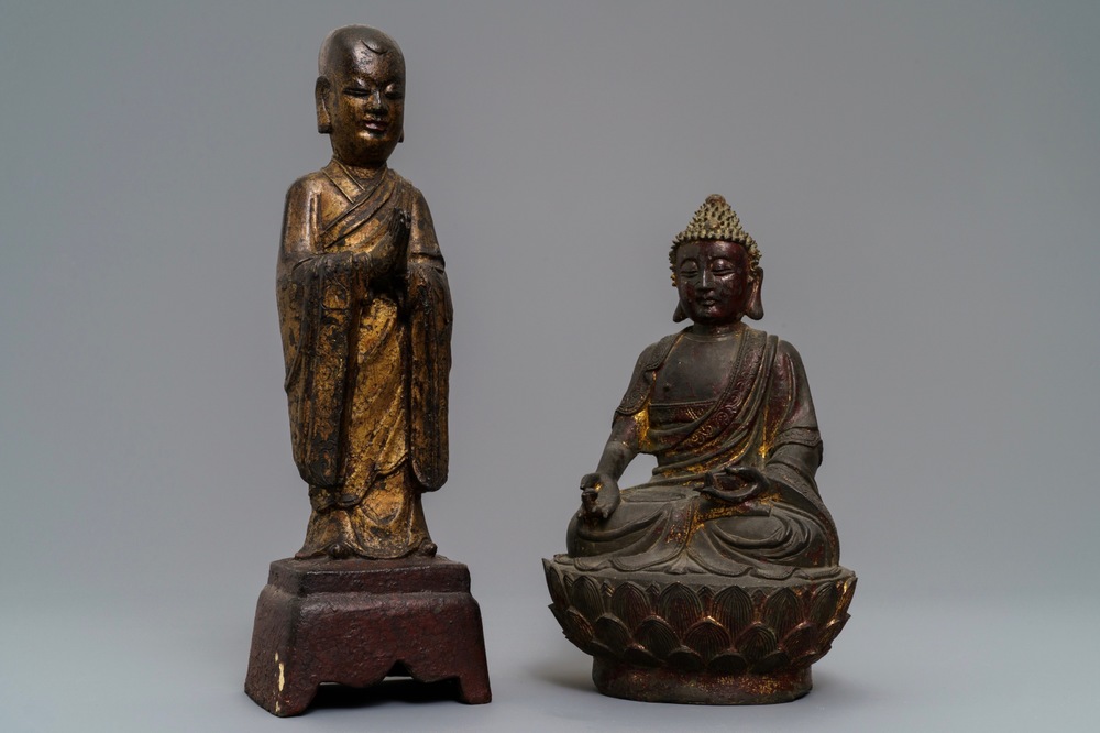 Twee Chinese vergulde en gelakt bronzen figuren van Mahakasyapa en Buddha Shakyamuni, Ming en later