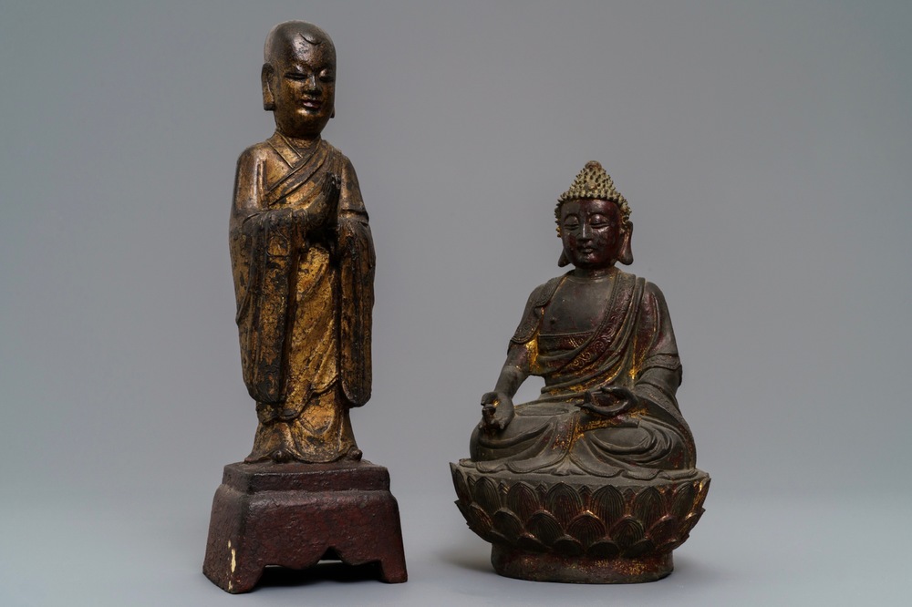 Deux figures en bronze dor&eacute; et laqu&eacute; figurant Mahakasyapa et Bouddha Shakyamuni, Chine, Ming et apr&egrave;s