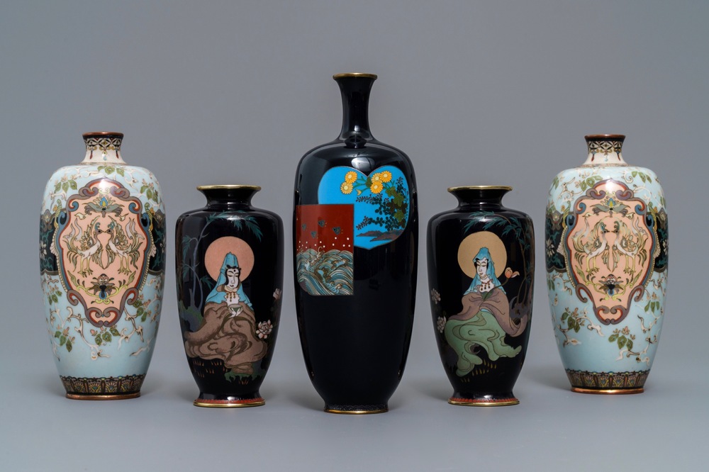 Cinq vases en &eacute;maux cloisonn&eacute;s, Japon, Meiji, 19&egrave;me