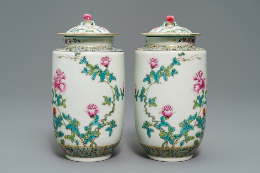 Une paire de vases couverts en porcelaine de Chine famille rose, marque de Jiaqing, R&eacute;publique, 20&egrave;me