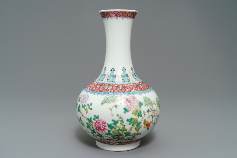 Un vase de forme tianqiu ping en porcelaine de Chine famille rose, marque de Hongxian, R&eacute;publique, 20&egrave;me