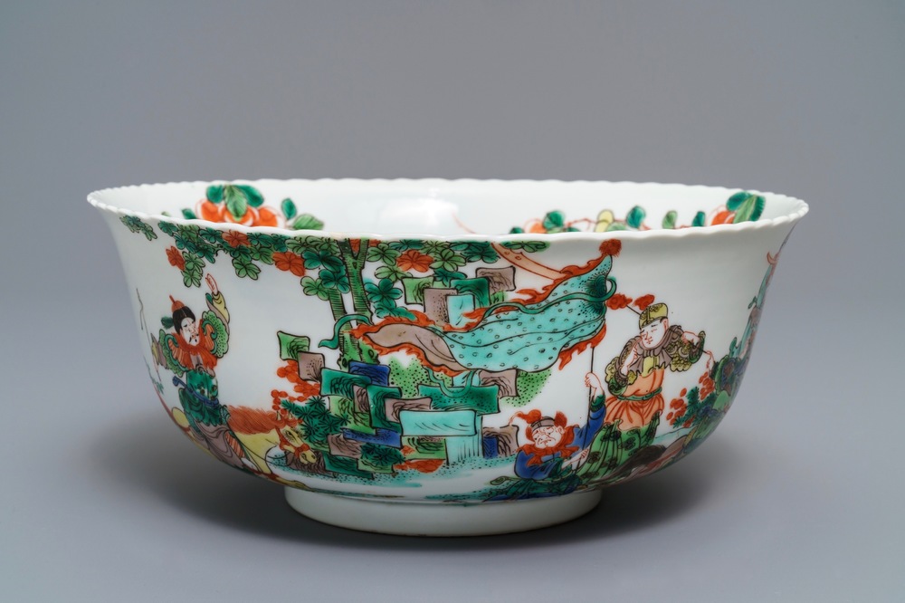 Un grand bol en porcelaine de Chine famille verte &agrave; d&eacute;cor de guerriers, 19&egrave;me