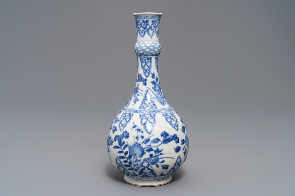 Een Chinese blauwwitte flesvormige vaas met floraal decor, Kangxi