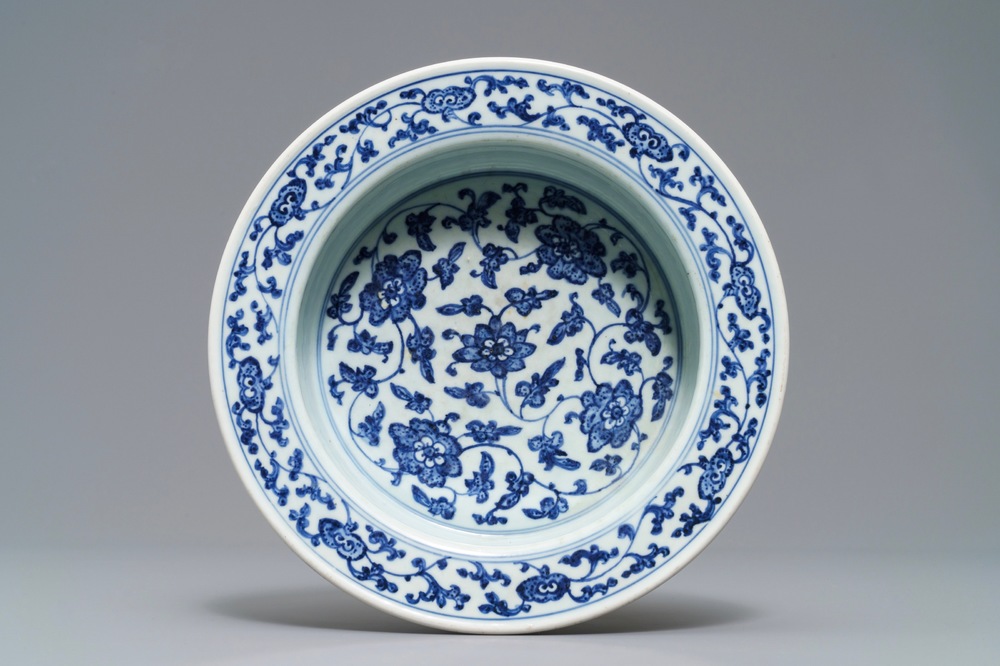 Un bassin en porcelaine de Chine bleu et blanc &agrave; d&eacute;cor de rinceaux floraux, Qianlong