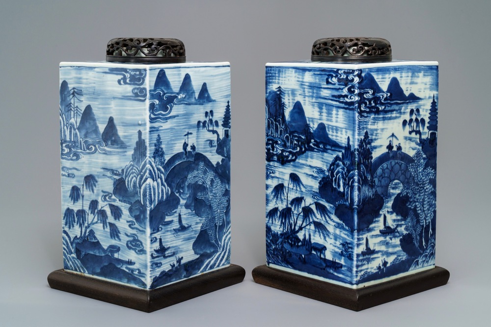 Een paar grote Chinese blauwwitte vierkante theebussen met landschappen, 19e eeuw