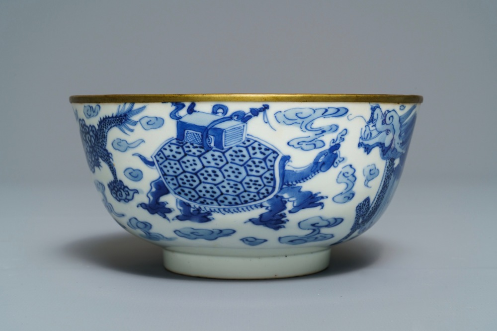 A Chinese blue and white 'Bleu de Hue' Vietnamese market bowl, Nei Fu mark, 19th C.