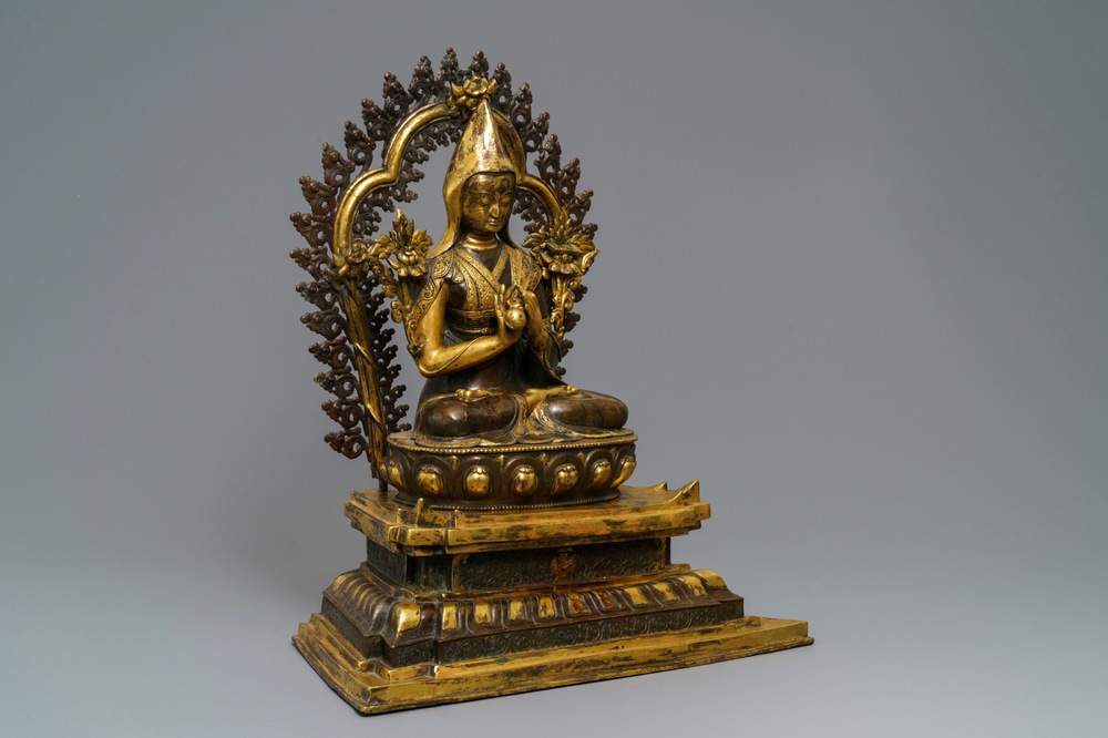 Een grote deels verguld bronzen figuur van Tsongkhapa op een troon, China of Tibet, 19/20e eeuw