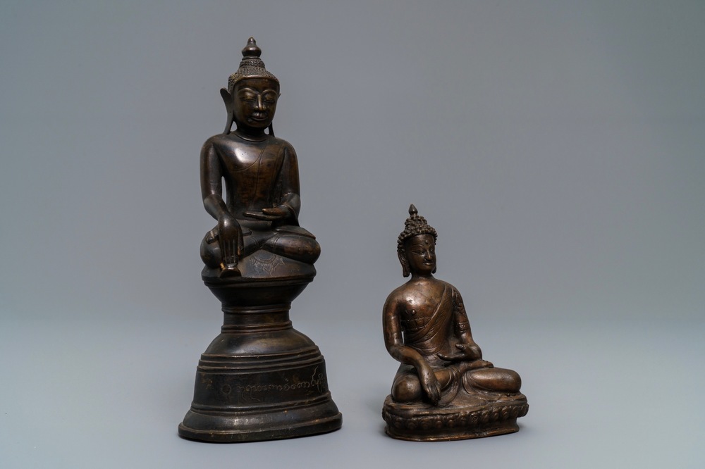 Twee bronzen figuren van Boeddha, Siam en Nepal, 17/18e eeuw