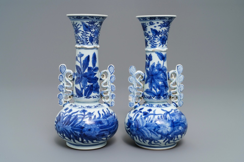 Een paar Chinese blauwwitte vazen naar Venetiaans glazen model, Kangxi
