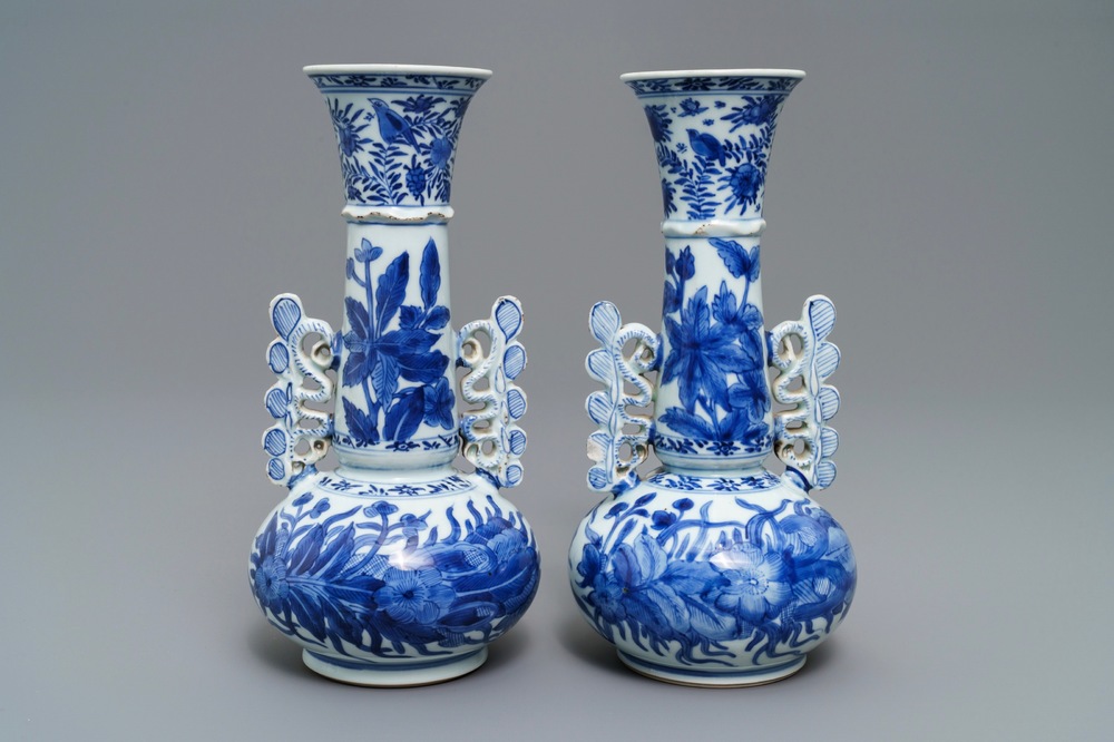 Une paire de vases en porcelaine de Chine bleu et blanc d'apr&egrave;s des mod&egrave;les en verre de Venise, Kangxi