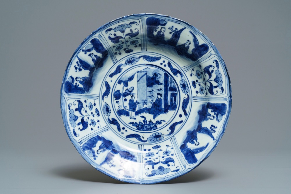 Un plat en porcelaine de Chine bleu et blanc de type kraak, Wanli