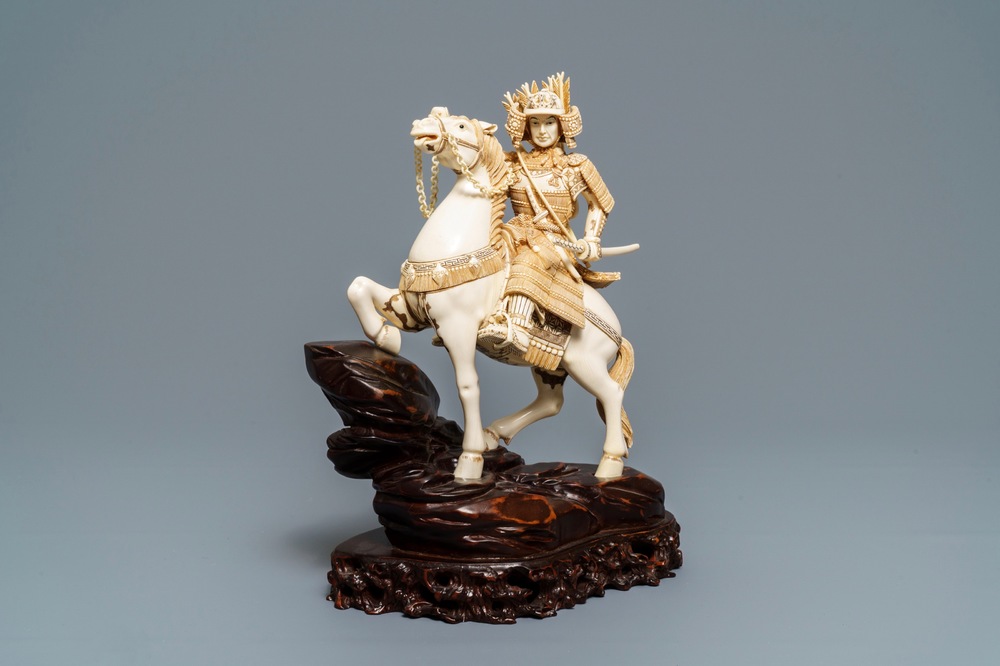Une figure d'un cavalier en ivoire sculpt&eacute;, Japon, 1&egrave;re moiti&eacute; du 20&egrave;me