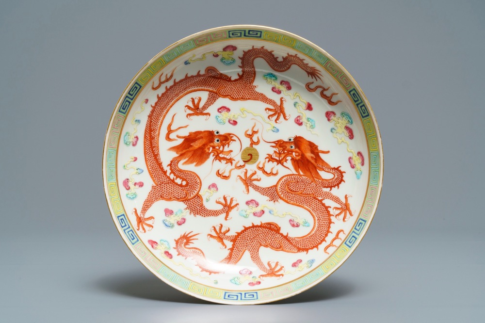 Une assiette en porcelaine de Chine famille rose &agrave; d&eacute;cor de dragons, R&eacute;publique, 20&egrave;me