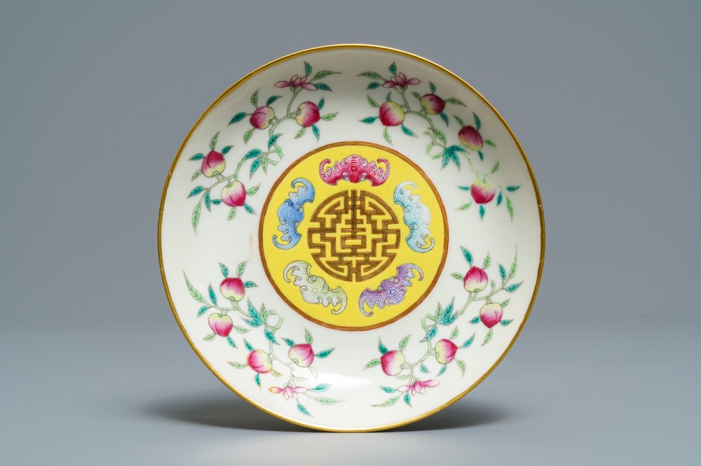 Une assiette en porcelaine de Chine famille rose, marque de Guangxu, 19/20&egrave;me