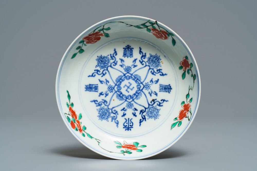 Une assiette en porcelaine de Chine famille verte &agrave; d&eacute;cor d'un swastika, 'Shou' et des fleurs de lotus, marque de Chenghua, Kangxi