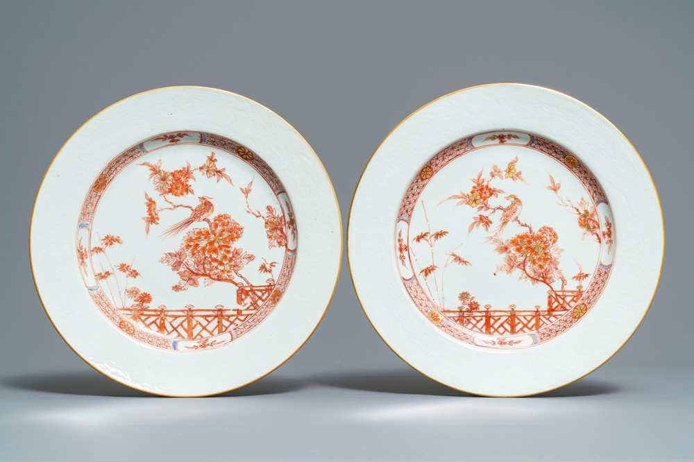 Une paire de plats en porcelaine de Chine rouge de fer et dor&eacute; &agrave; d&eacute;cor incis&eacute;, Qianlong