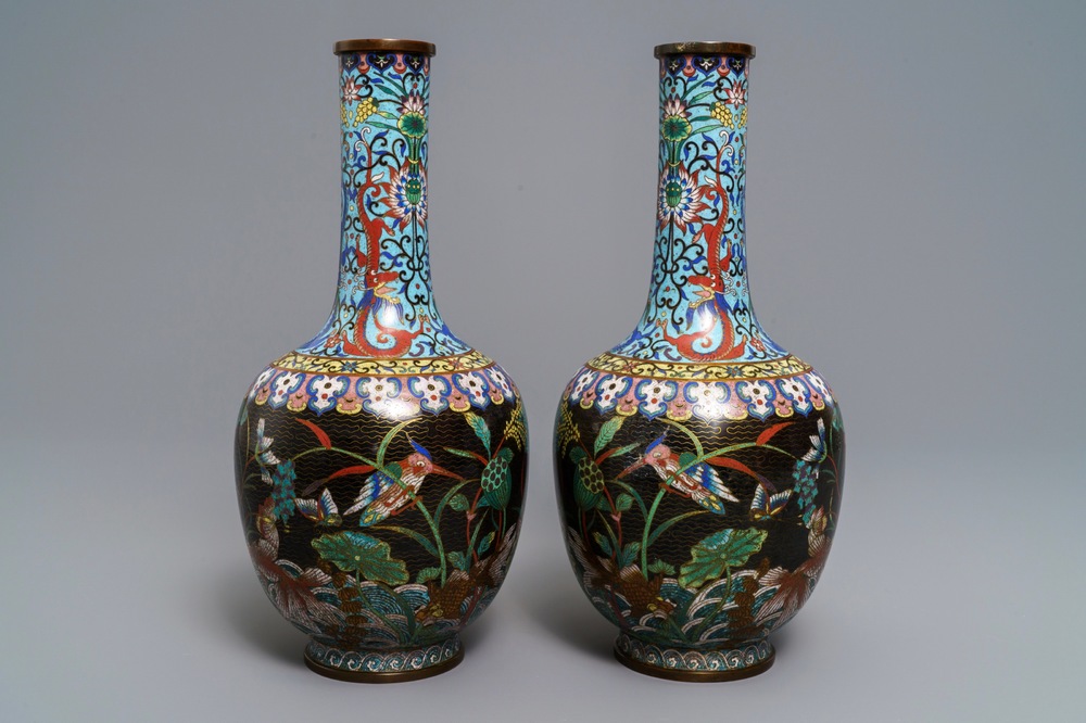 niemand Vijandig Mangel Een paar flesvormige Chinese cloisonné vazen, 19e eeuw - Rob Michiels  Auctions