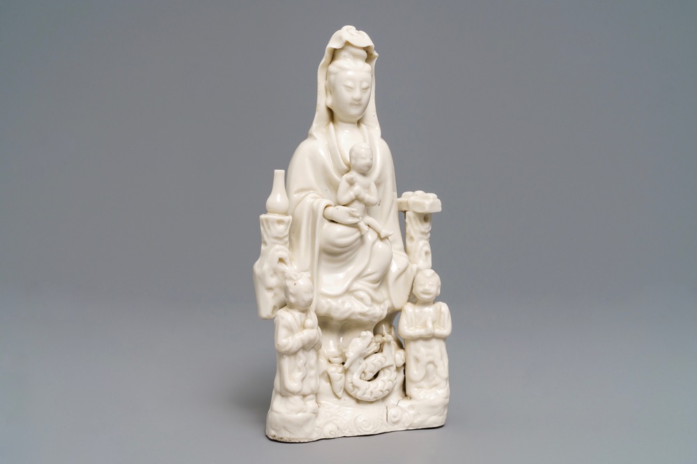 Un groupe en porcelaine blanc de Chine de Dehua figurant Guanyin aux enfants, Kangxi