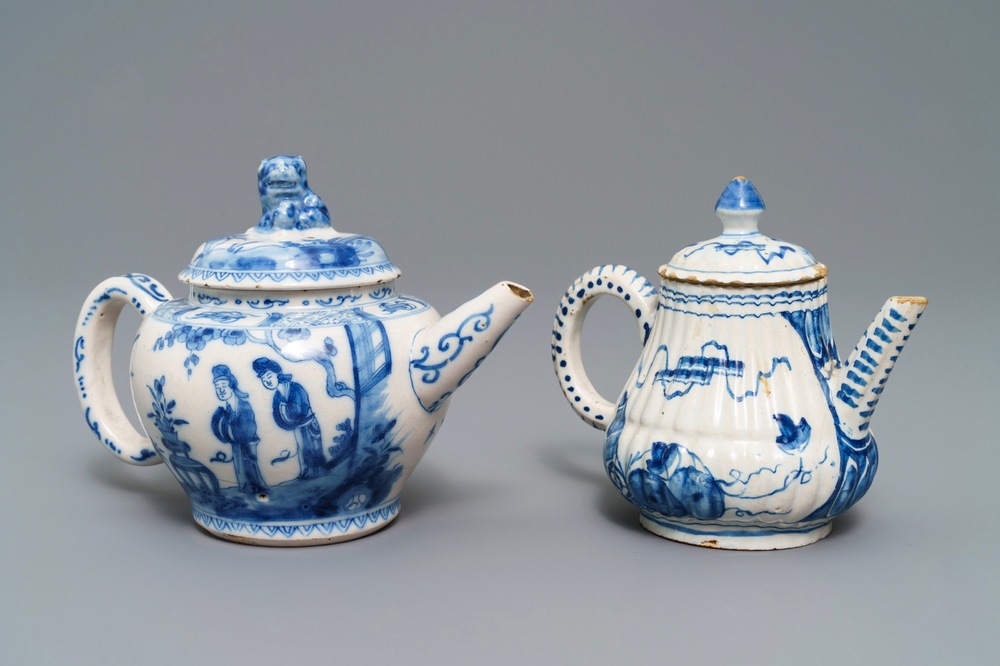 Deux th&eacute;i&egrave;res en fa&iuml;ence de Delft bleu et blanc &agrave; d&eacute;cor de chinoiserie, 18&egrave;me